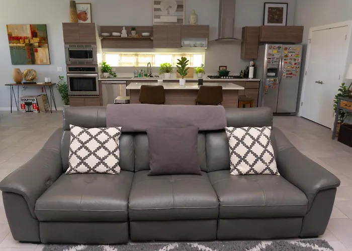 Modern Retreat By Golf Course - 3 Bedrooms And Office Space
