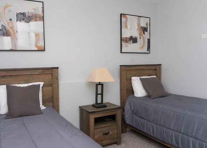 Modern Retreat By Golf Course - 3 Bedrooms And Office Space