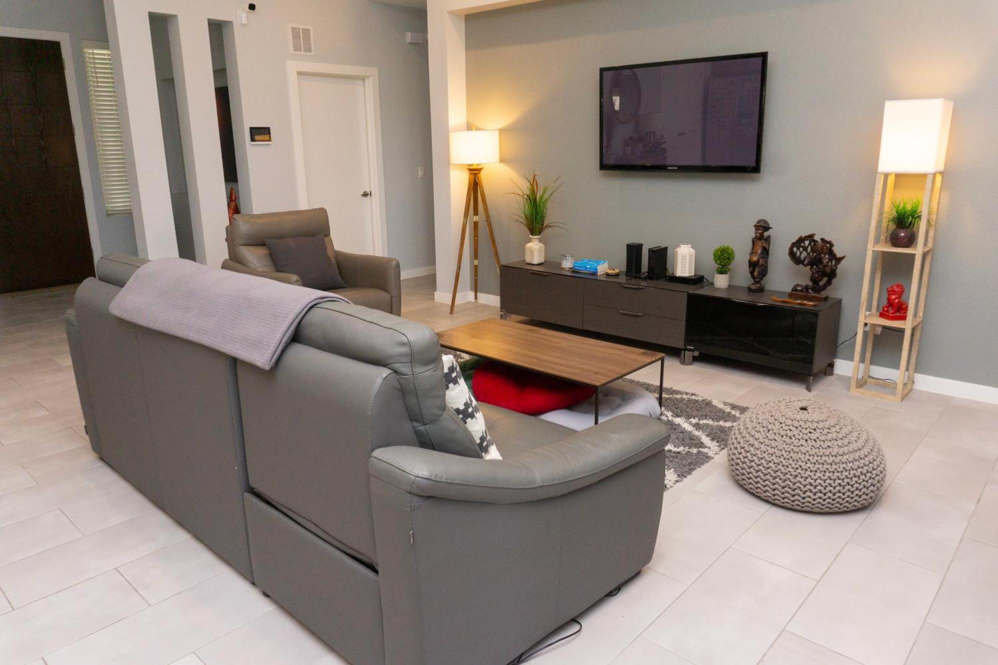 Modern Retreat By Golf Course - 3 Bedrooms And Office Space Holiday home