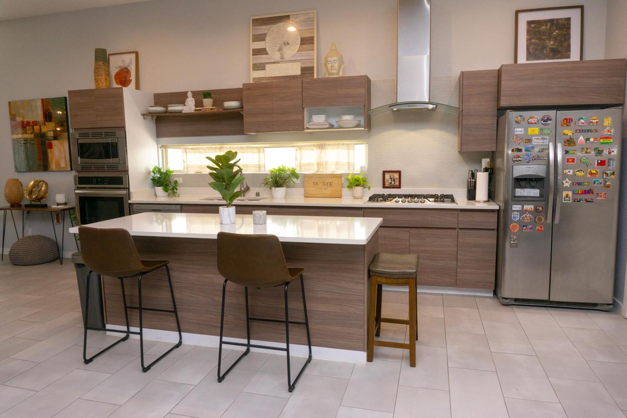 Modern Retreat By Golf Course - 3 Bedrooms And Office Space *