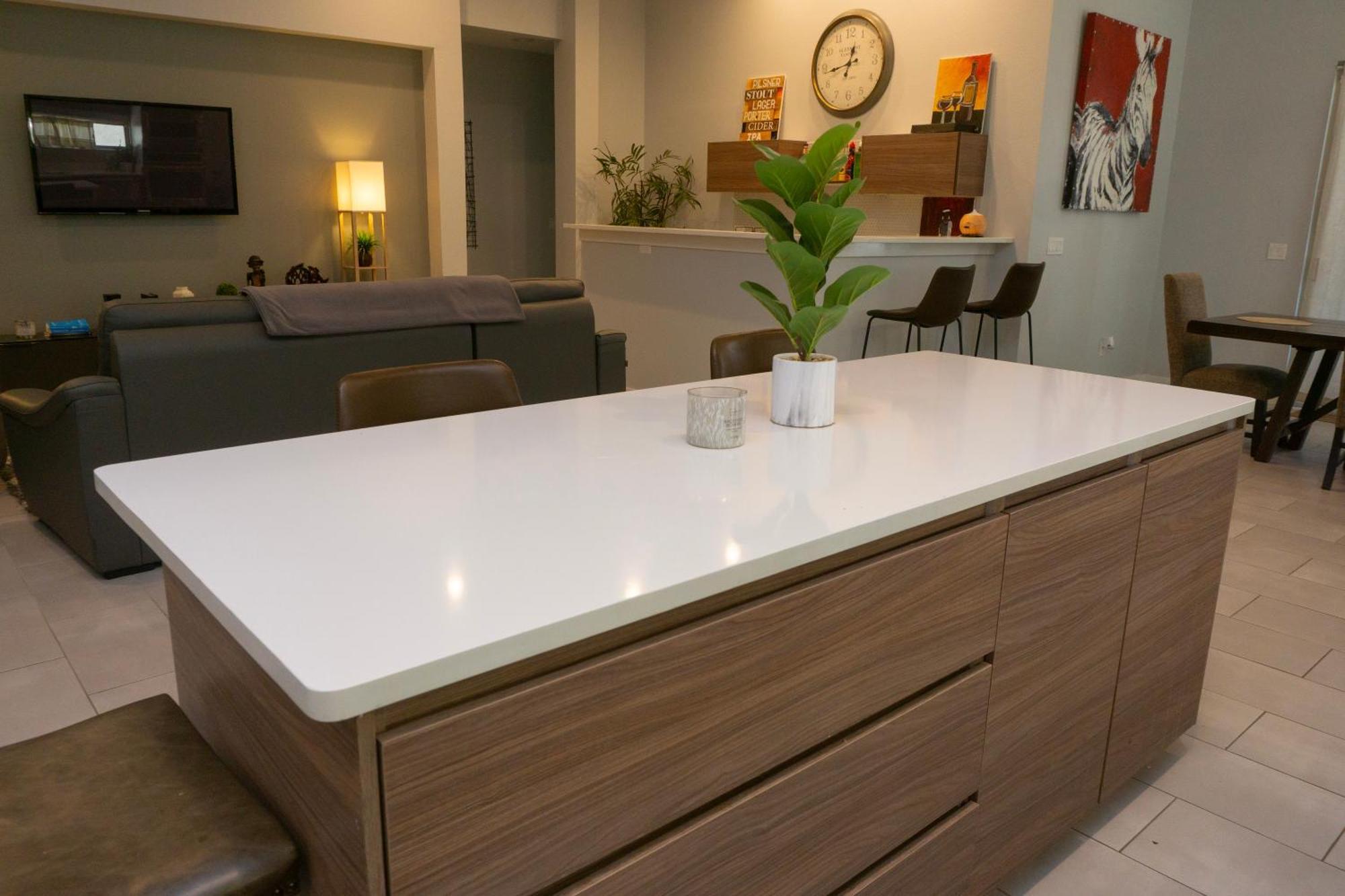 Modern Retreat By Golf Course - 3 Bedrooms And Office Space